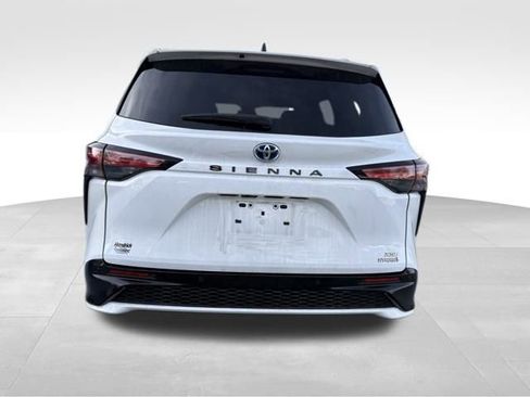 Used 2022 Toyota Sienna XSE image 8