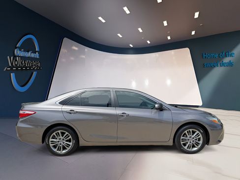 Used 2017 Toyota Camry SE FWD image 3