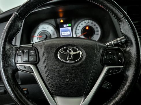 Used 2019 Toyota Sienna SE Premium image 18