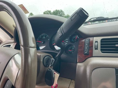 Used 2011 GMC Yukon XL SLT w/ SLT-2 Equipment Package AWD/4WD image 26