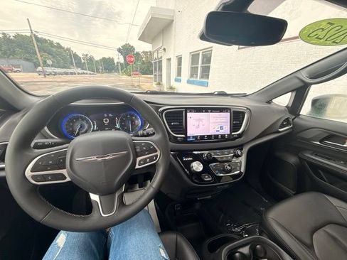 Used 2025 Chrysler Pacifica Select FWD image 17