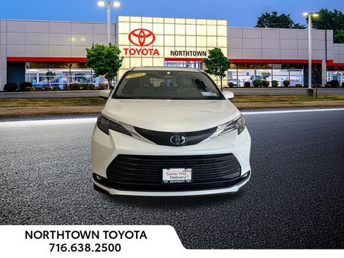 Used 2025 Toyota Sienna XLE w/ XLE Plus Package FWD image 5
