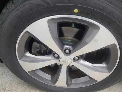 Used 2019 Jeep Cherokee Limited image 31