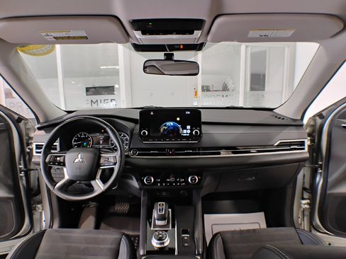 Used 2023 Mitsubishi Outlander SE image 31