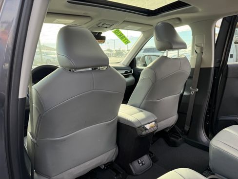 Used 2021 Toyota Highlander XLE image 19