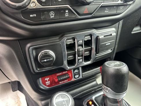 Used 2021 Jeep Wrangler Unlimited Rubicon w/ Cold Weather Group AWD/4WD image 17