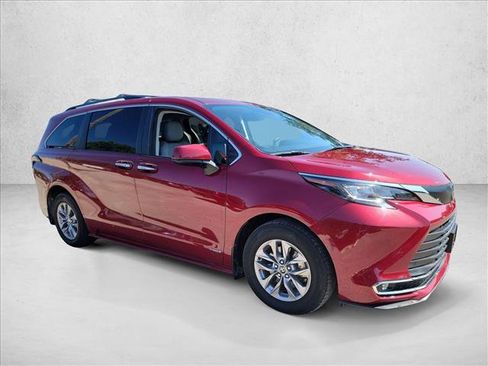 Used 2021 Toyota Sienna XLE FWD image 3