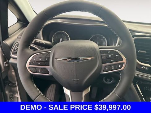 Used 2026 Chrysler Pacifica Select FWD image 9