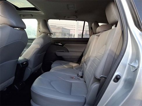 Certified 2021 Toyota Highlander XLE image 17