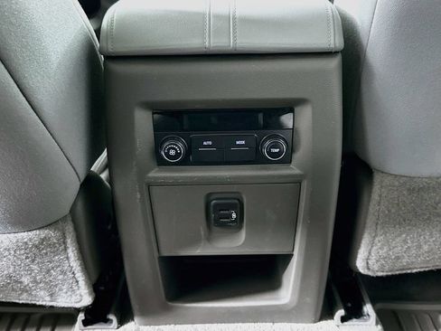 Used 2019 Chevrolet Traverse LT FWD image 30