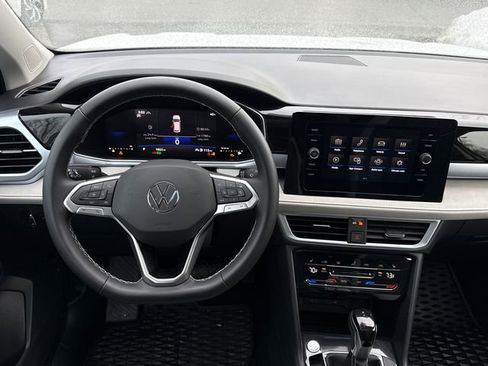 Certified 2025 Volkswagen Taos SE w/ Panoramic Sunroof Package image 26