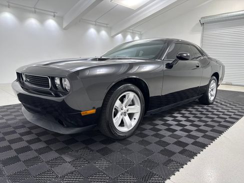 Used 2010 Dodge Challenger SE RWD image 3