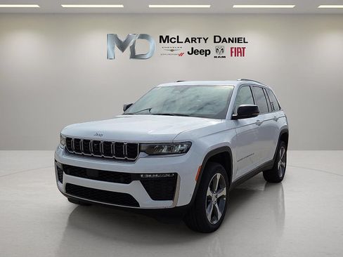 Used 2026 Jeep Grand Cherokee Limited w/ Luxury Tech Group II AWD/4WD image 2
