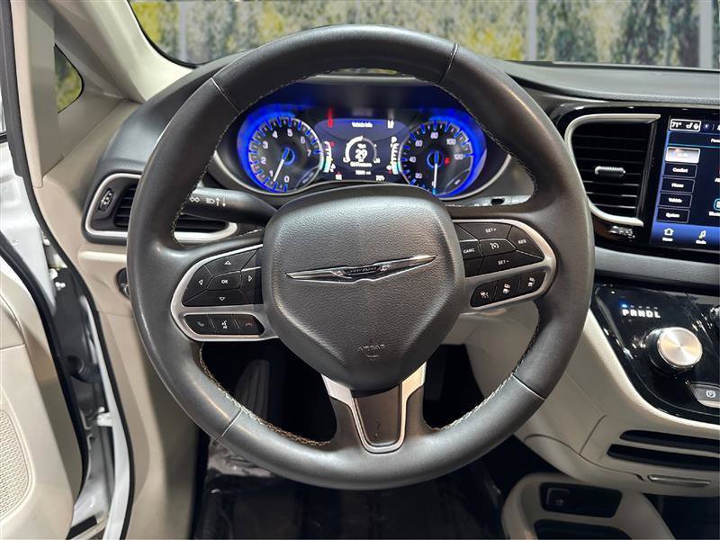 Used 2023 Chrysler Pacifica Touring-L FWD image 18