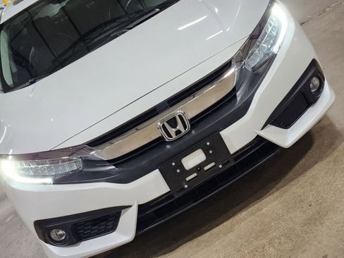 Used 2018 Honda Civic Touring image 19