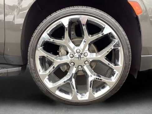 Used 2021 Chevrolet Suburban LT w/ Luxury Package image 9