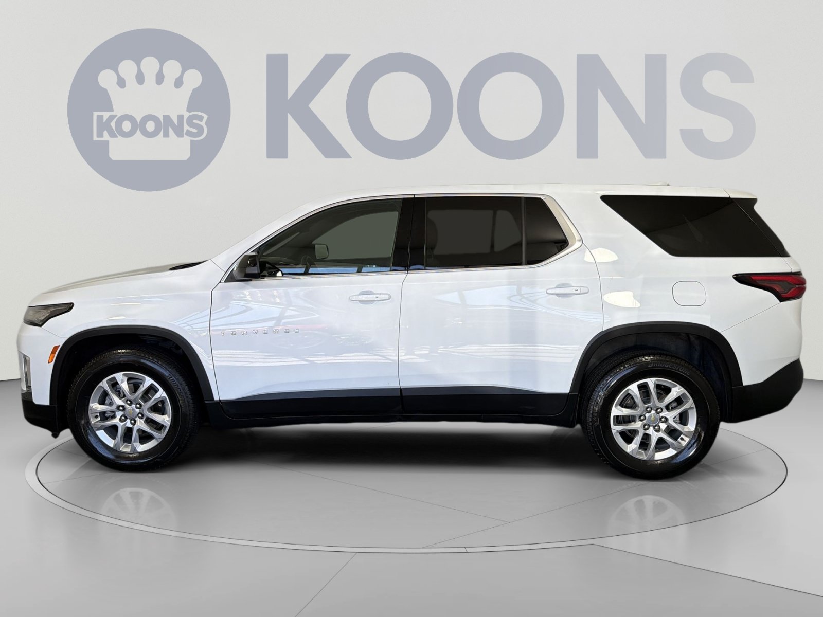 Used 2023 Chevrolet Traverse LS FWD image 2