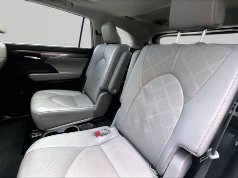 Used 2023 Toyota Highlander Platinum FWD image 21