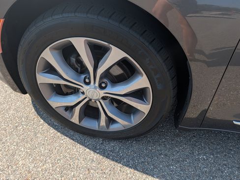 Used 2018 Chrysler Pacifica Limited w/ Tire & Wheel Group FWD image 17