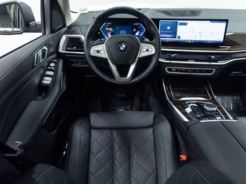 Used 2025 BMW X7 xDrive40i w/ Premium Package AWD/4WD image 3