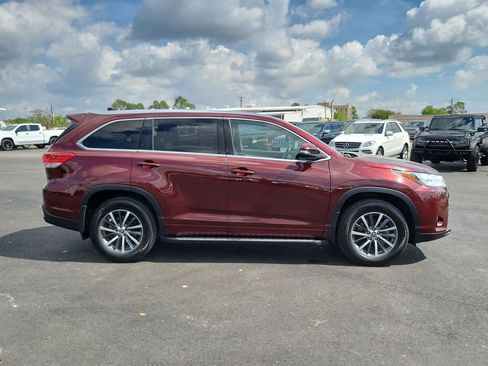 Used 2017 Toyota Highlander XLE image 26