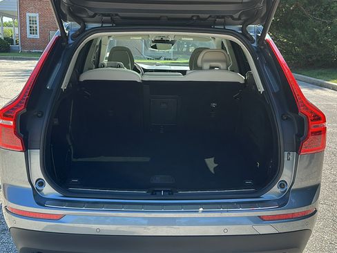 Used 2018 Volvo XC60 T5 Momentum w/ Convenience Package AWD/4WD image 6