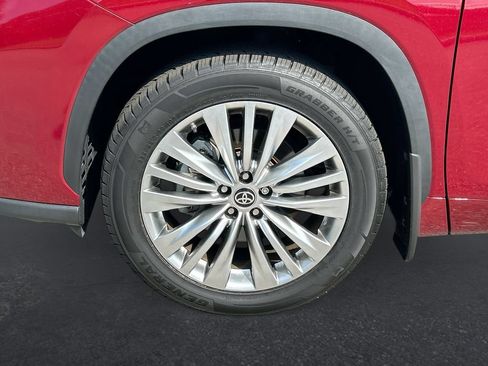 Used 2024 Toyota Highlander Platinum FWD image 10