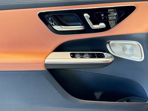 Used 2025 Mercedes-Benz GLC 350e 4MATIC image 17