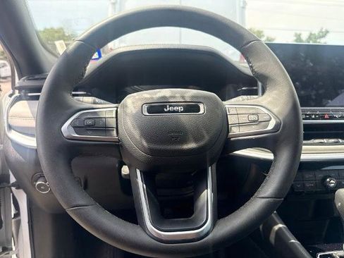 Used 2025 Jeep Compass Limited AWD/4WD image 3