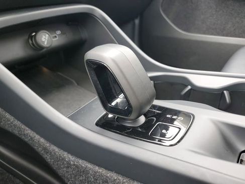 Used 2025 Volvo XC40 B5 Core image 16