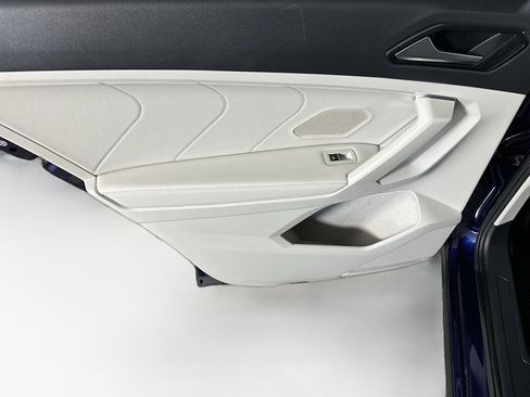 Used 2022 Volkswagen Tiguan SE w/ Panoramic Sunroof Package image 31