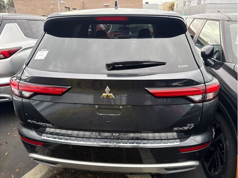 Used 2025 Mitsubishi Outlander SE image 3