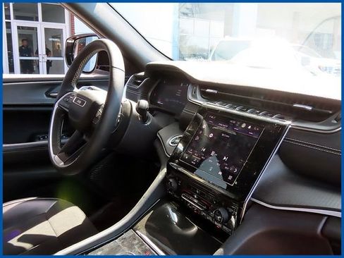 Used 2023 Jeep Grand Cherokee L Laredo image 8