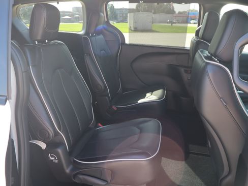 Used 2025 Chrysler Pacifica Limited FWD image 13