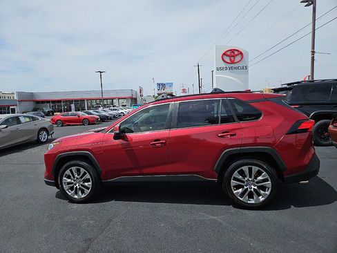 Used 2020 Toyota RAV4 XLE Premium FWD image 2