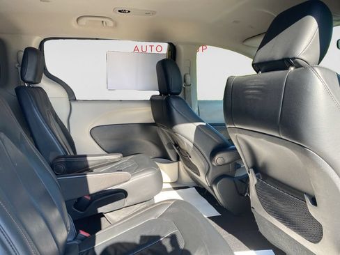 Used 2020 Chrysler Pacifica Touring-L FWD image 13