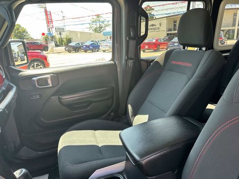 Certified 2021 Jeep Wrangler Unlimited Rubicon w/ Cold Weather Group image 15