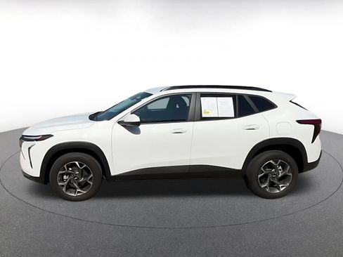 Used 2025 Chevrolet Trax LT w/ LT Convenience Package FWD image 8