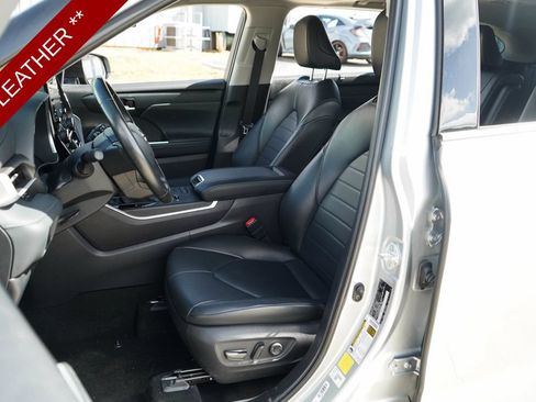 Used 2022 Toyota Highlander XLE FWD image 7