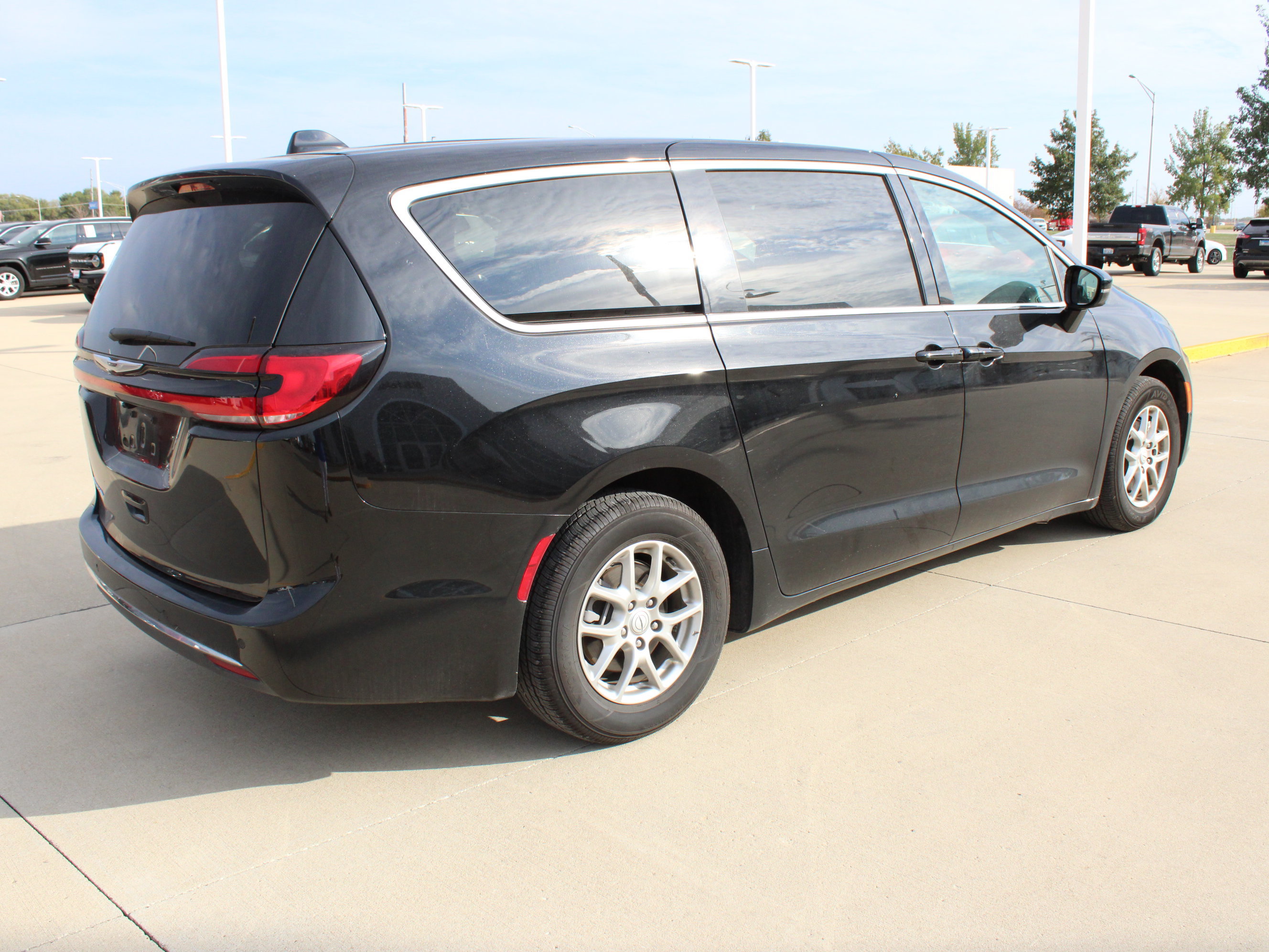 Used 2026 Chrysler Pacifica Select FWD image 5