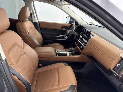 Used 2024 Nissan Pathfinder Platinum w/ Cargo Package image 13