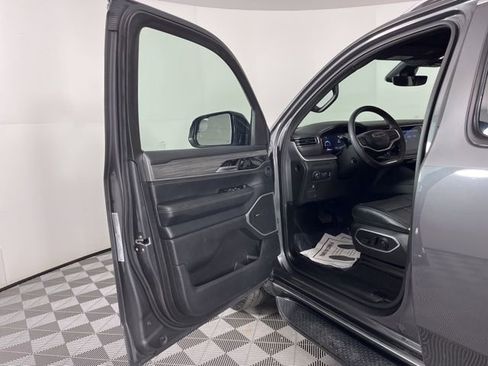 Used 2024 Jeep Wagoneer Series II w/ Flexible Seating Group image 16