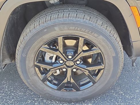 Used 2025 Jeep Grand Cherokee Altitude AWD/4WD image 11