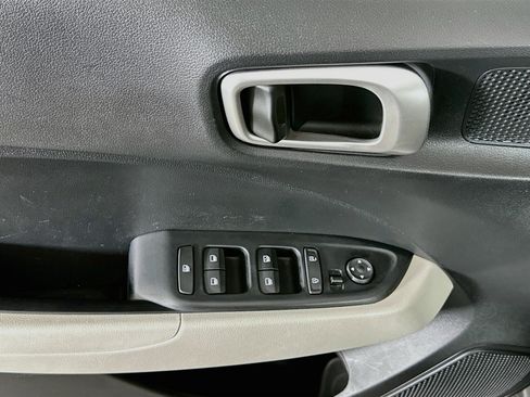 Used 2025 Hyundai Venue SEL FWD image 13
