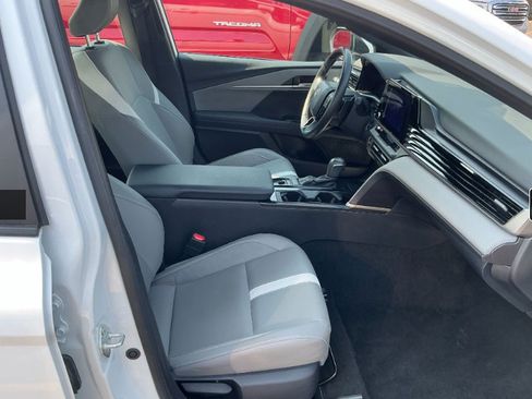 Used 2025 Toyota Camry SE FWD image 5