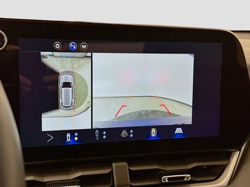 Used 2025 Chevrolet Equinox LT w/ Convenience Package II image 23