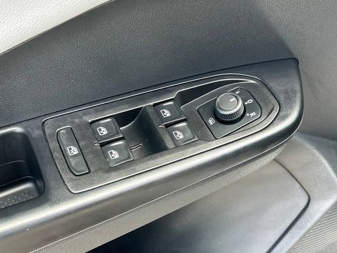 Used 2023 Volkswagen Taos SE FWD image 19