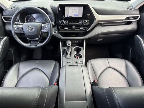 Used 2024 Toyota Highlander XLE image 11