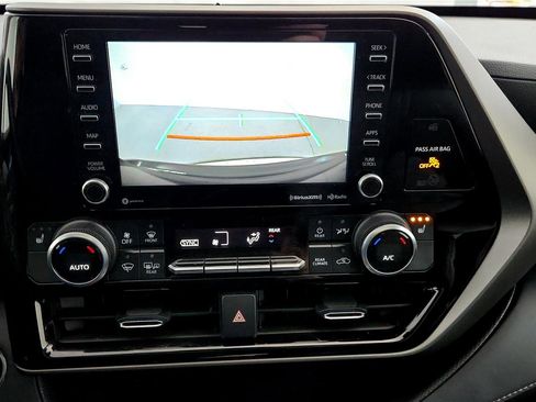Used 2022 Toyota Highlander XLE AWD/4WD image 33