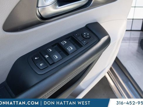 Used 2023 Chrysler Pacifica Touring-L FWD image 13